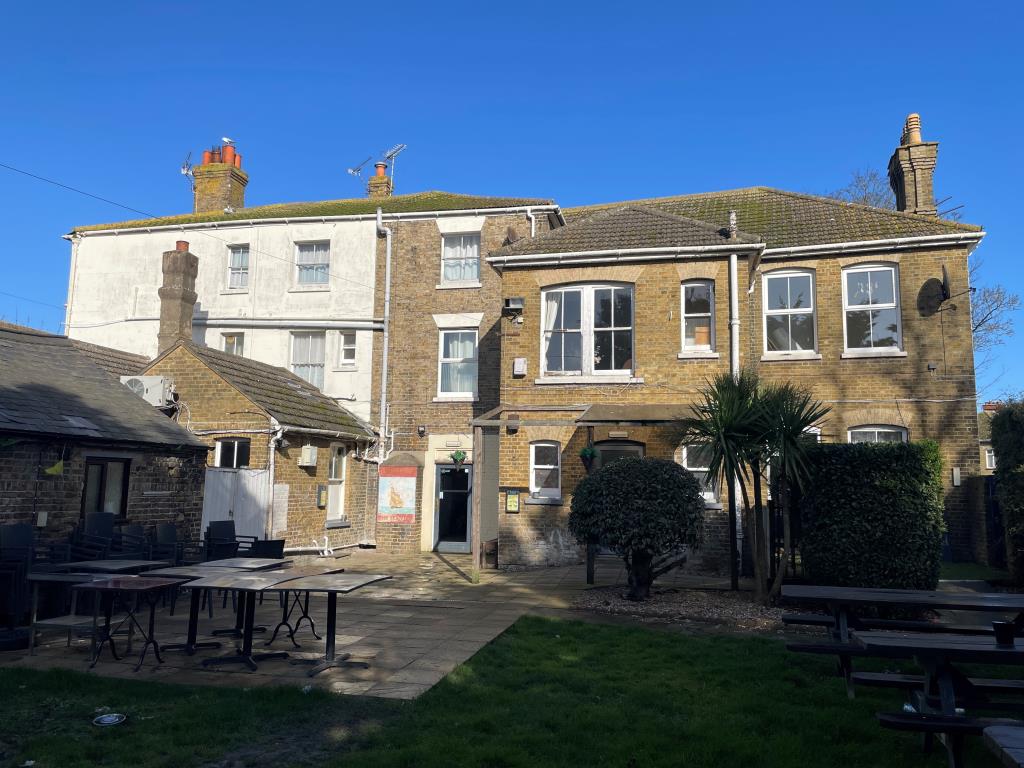 Lot: 117 - PUBLIC HOUSE WITH MANAGER'S FLAT, FIVE GUEST ROOMS, COMMERCIAL UNIT, GARDENS AND PARKING - Rear view of mixed-use building